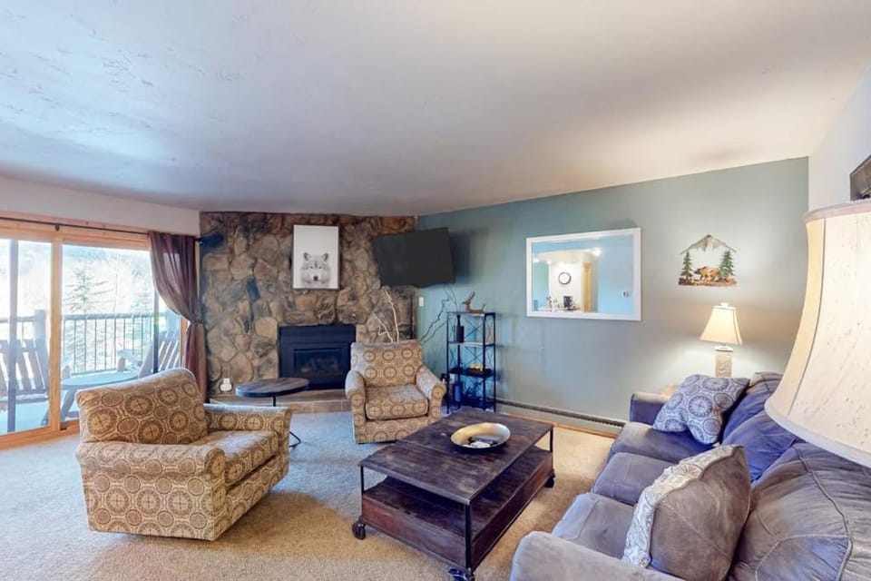 Mountain view condo with hot tub, walk to Snowflake Lift & Main Street Apartment in Breckenridge