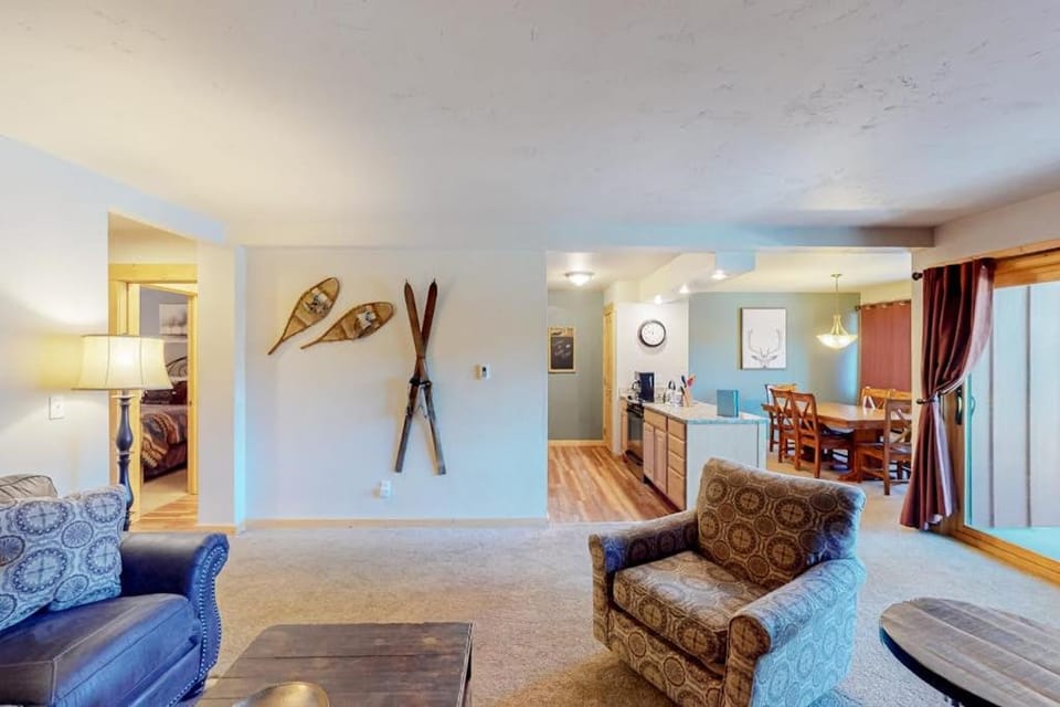 Mountain view condo with hot tub, walk to Snowflake Lift & Main Street Apartment in Breckenridge