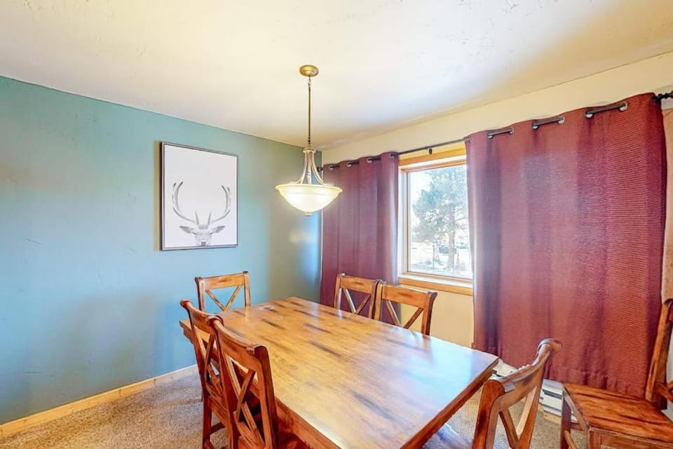 Mountain view condo with hot tub, walk to Snowflake Lift & Main Street Apartment in Breckenridge