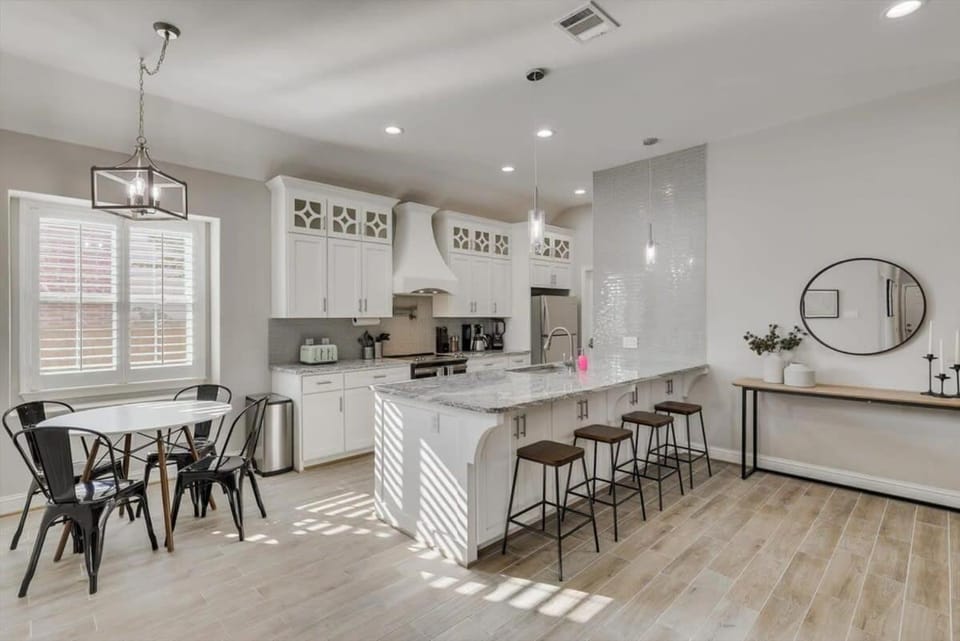Trendy and Modern home w a Private Pool House in Rowlett