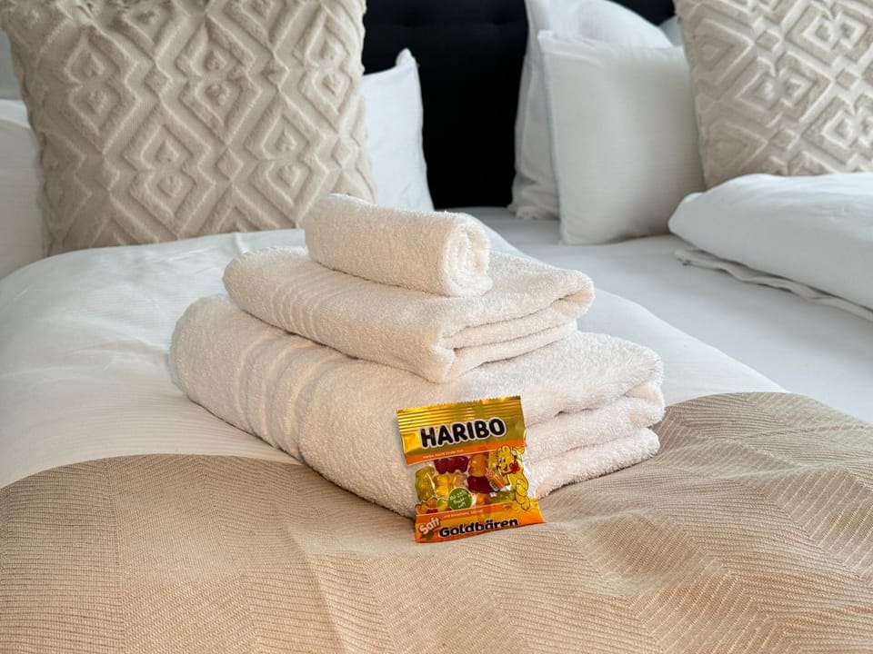 Bed, Bedroom, towels