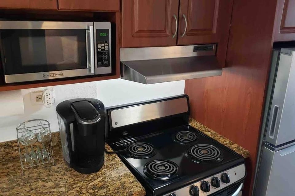 Coffee/tea facilities, Kitchen or kitchenette, oven, stove