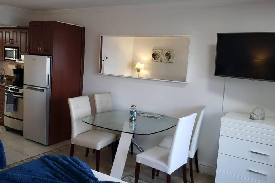 TV and multimedia, Kitchen or kitchenette, Seating area, Dining area, stove