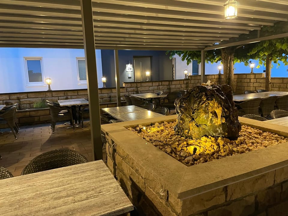 Property building, Restaurant/places to eat