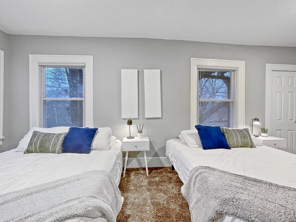 Roomy 4BR by Drake Sleeps 13 HUGE yard House in Des Moines