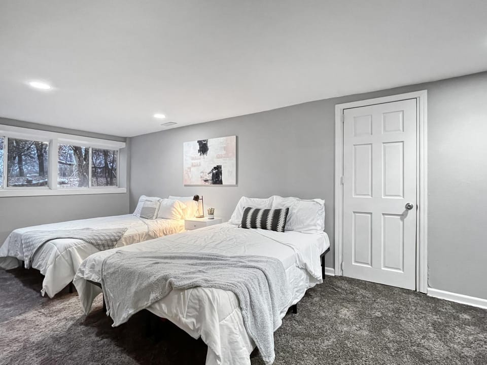 Roomy 4BR by Drake Sleeps 13 HUGE yard House in Des Moines