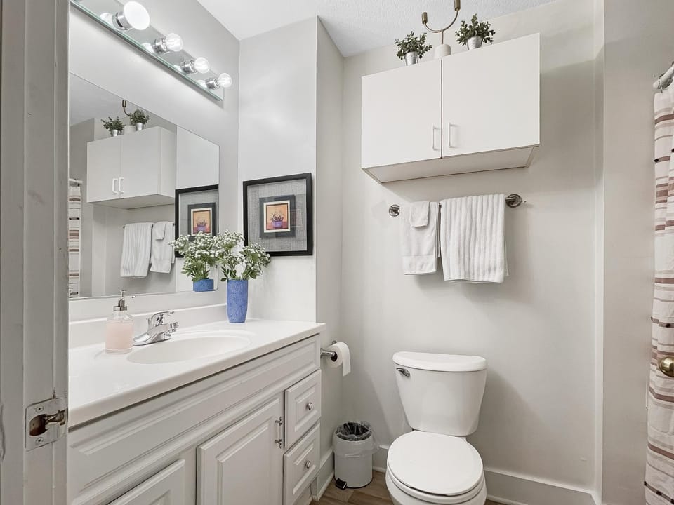 Chic 2BR Duplex Free Parking near Hospitals House in Des Moines