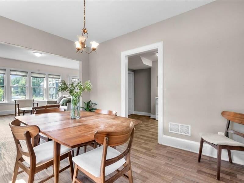 Chic 2BR Duplex Free Parking near Hospitals House in Des Moines