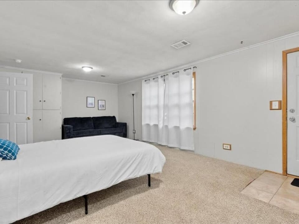 Charming Family Friendly 3BR Duplex Close to Drake House in Des Moines