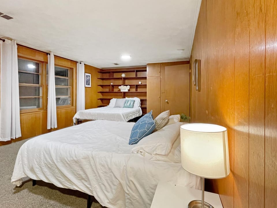 Family Friendly 3 BR 2 Bath Duplex Sleeps 9! House in Des Moines