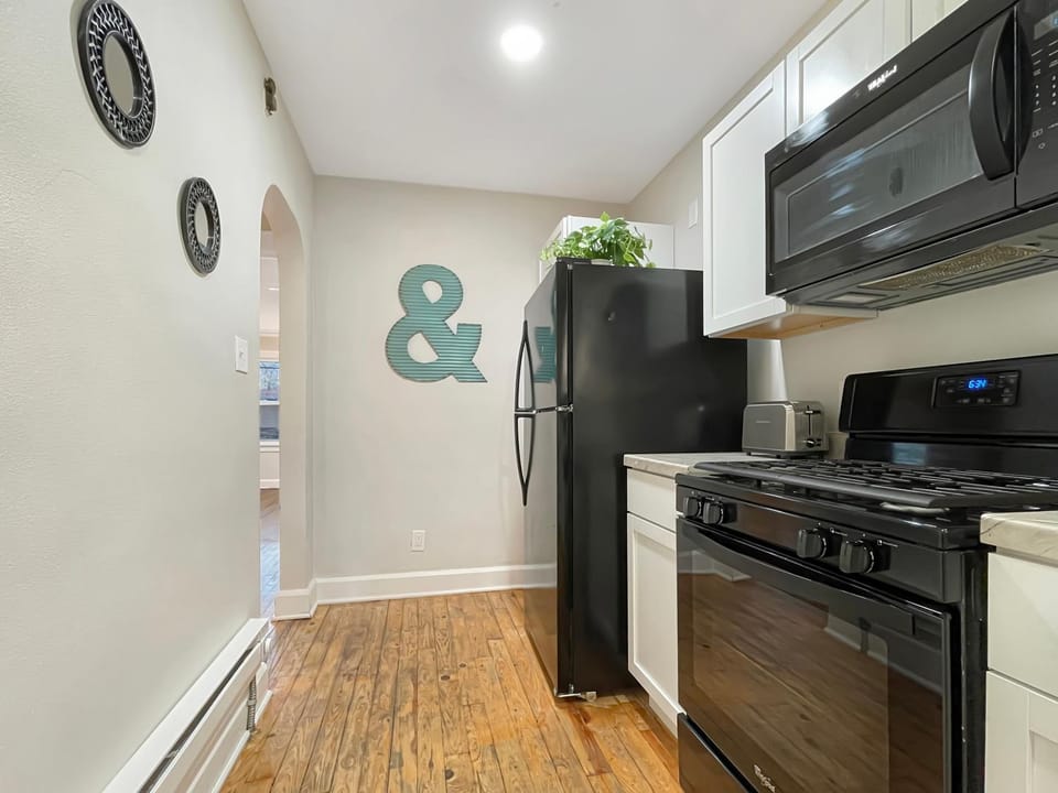 Fun & Charming 1BR Apt near Drake Apartment in Des Moines