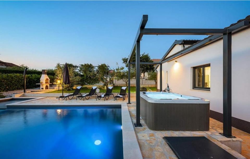 Hot Tub, Swimming pool