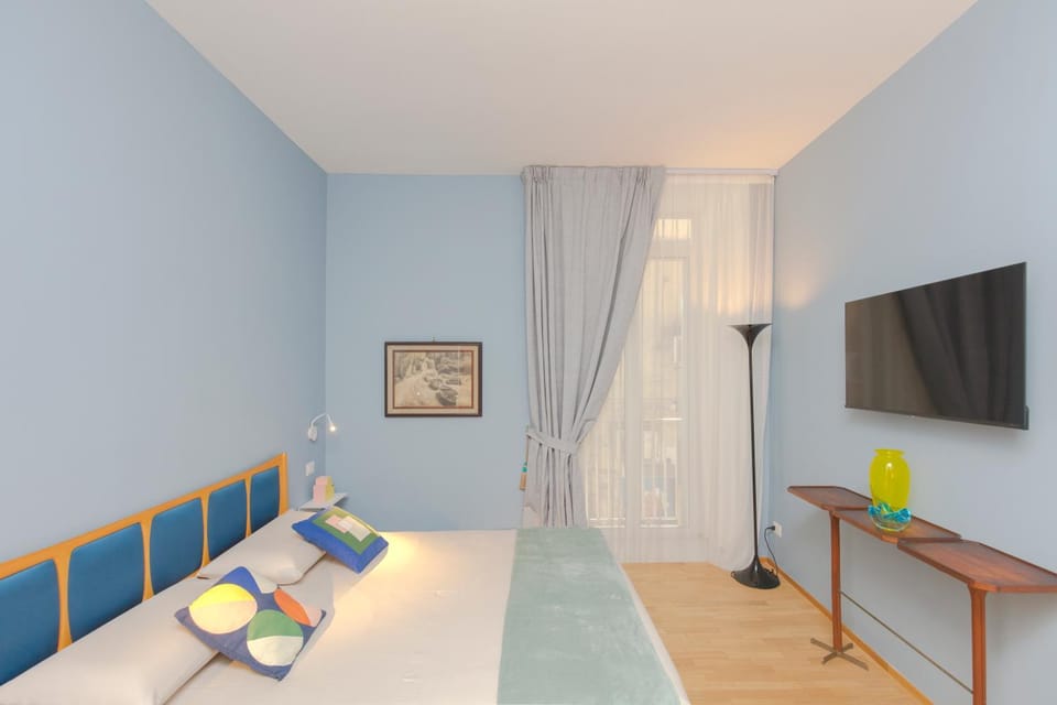 Bed, TV and multimedia, Photo of the whole room, Bedroom