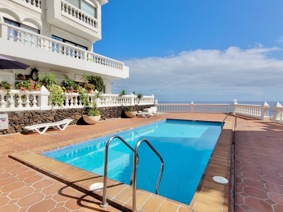 Property building, Sea view, Swimming pool, Swimming pool, sunbed