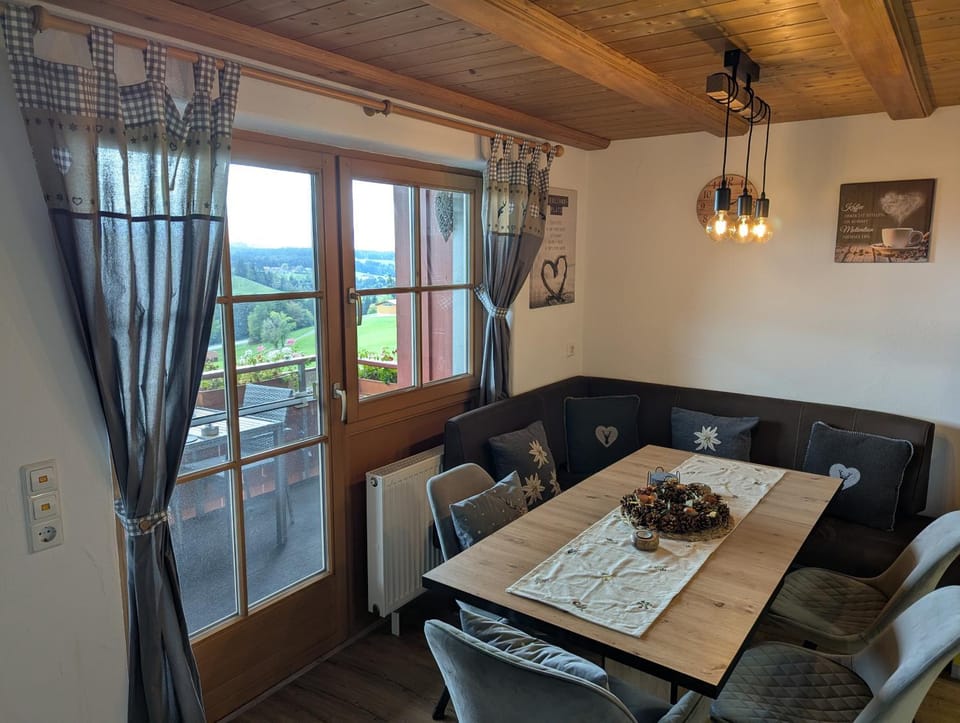 Dining area, Food