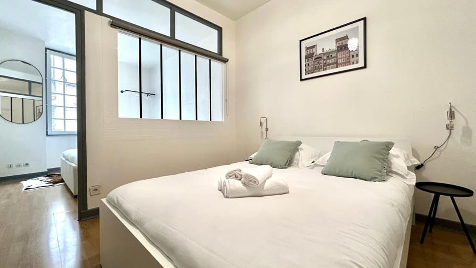 Bed, towels
