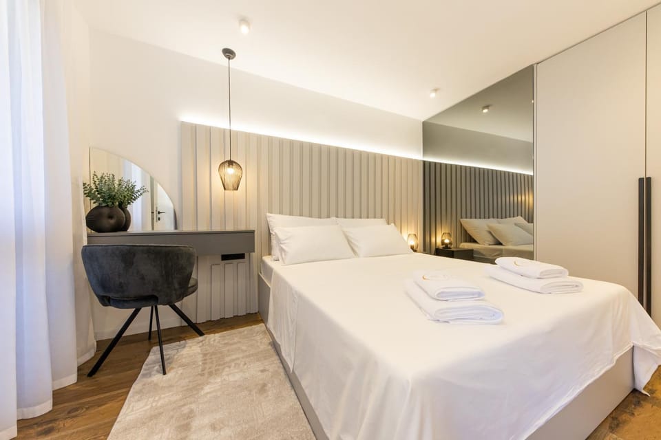 Bed, Bedroom, towels