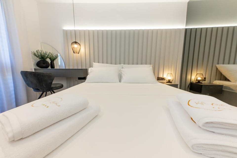 Bed, Bedroom, towels