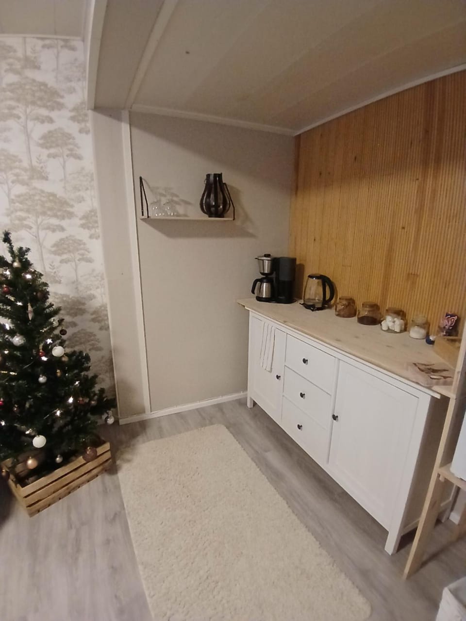 Coffee/tea facilities, microwave, stove