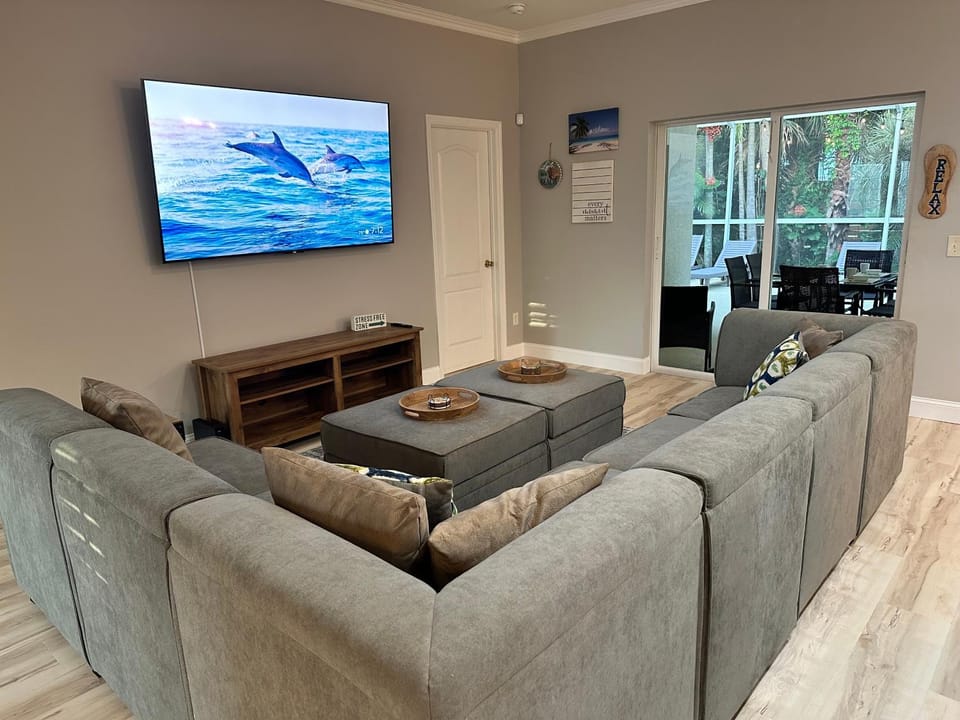 TV and multimedia, Living room, Seating area, Evening entertainment