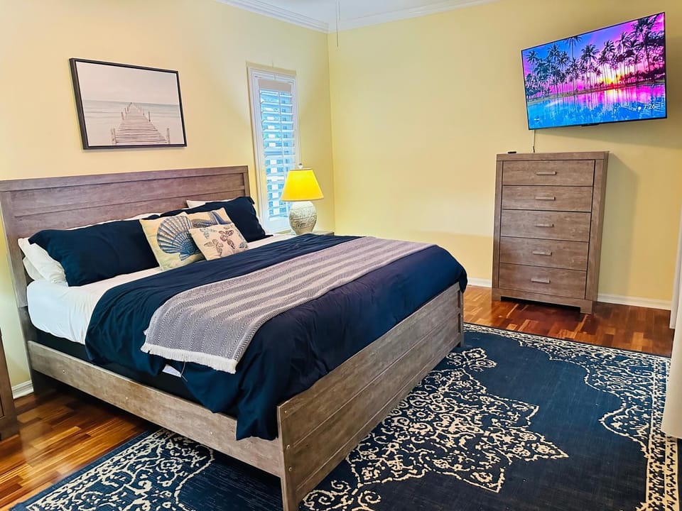 Bed, TV and multimedia, Evening entertainment, Bedroom