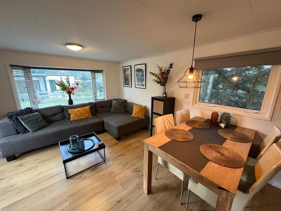 Living room, Dining area, Food