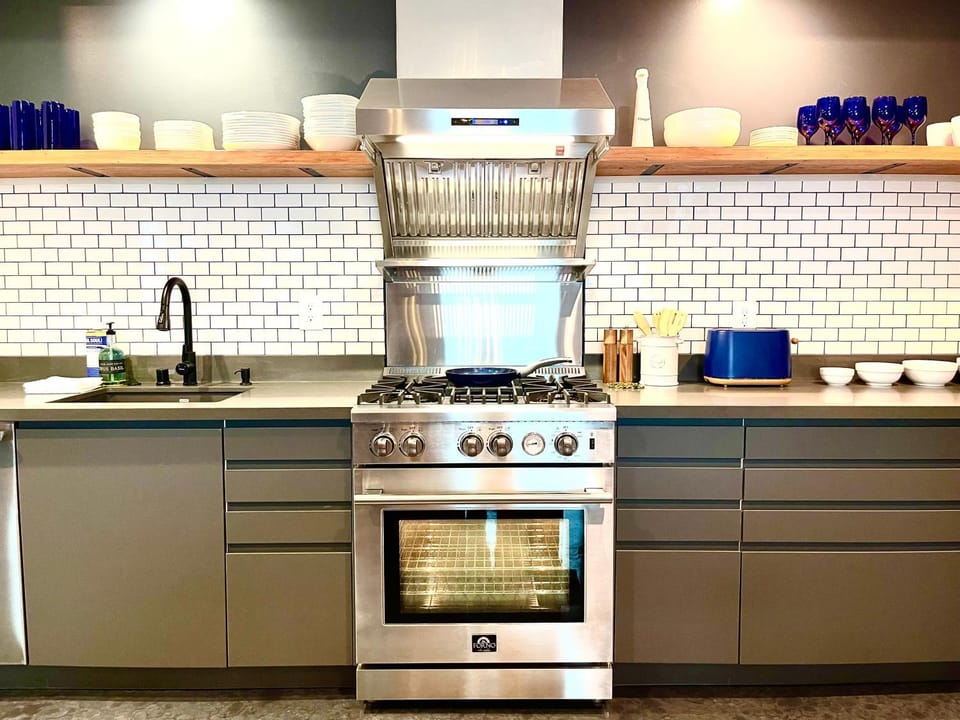 Kitchen or kitchenette, oven