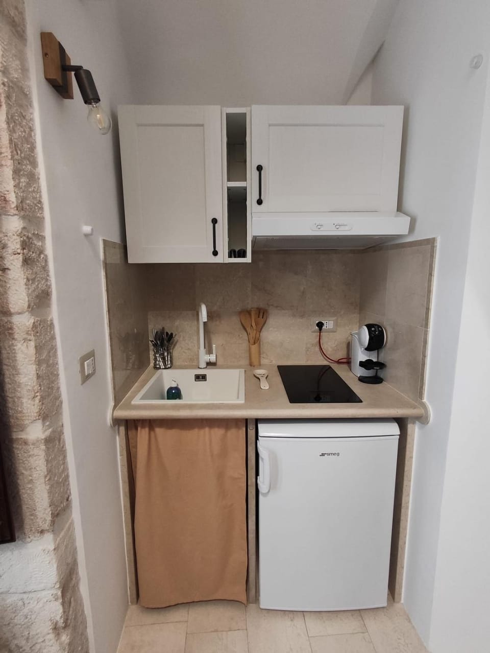 Coffee/tea facilities, Kitchen or kitchenette, stove