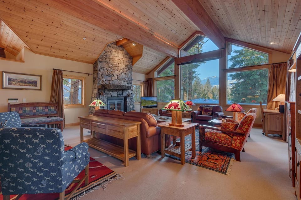 Sundance Lodge -Mountain Home w Views of Palisades - Ski Shuttle, Pets okay! House in Palisades Tahoe (Olympic Valley)