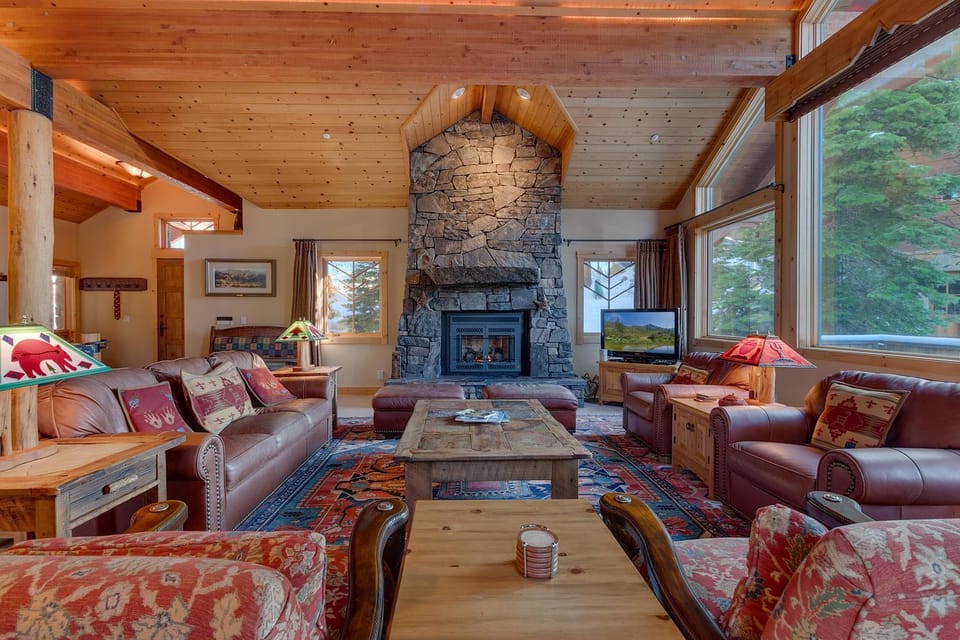 Sundance Lodge -Mountain Home w Views of Palisades - Ski Shuttle, Pets okay! House in Palisades Tahoe (Olympic Valley)
