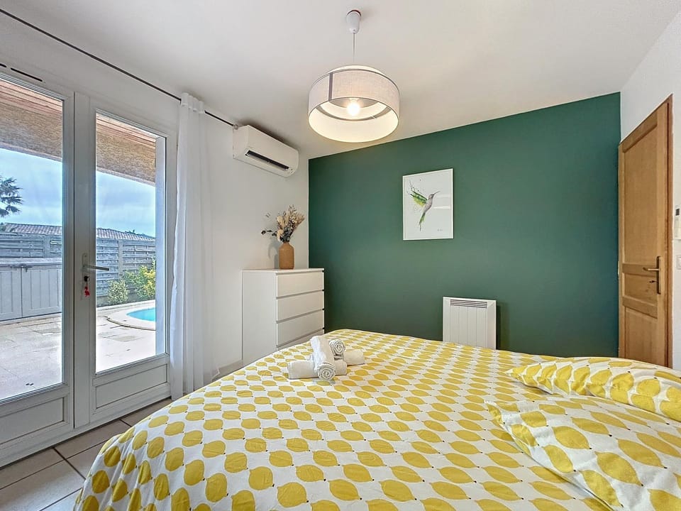 Bed, Photo of the whole room, Bedroom, air conditioner