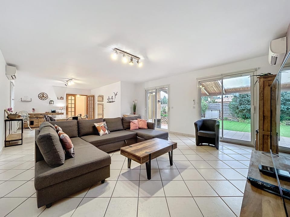 TV and multimedia, Living room, air conditioner