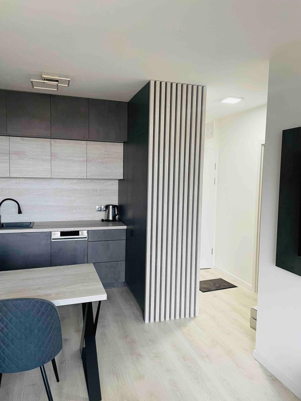 Kitchen or kitchenette, minibar