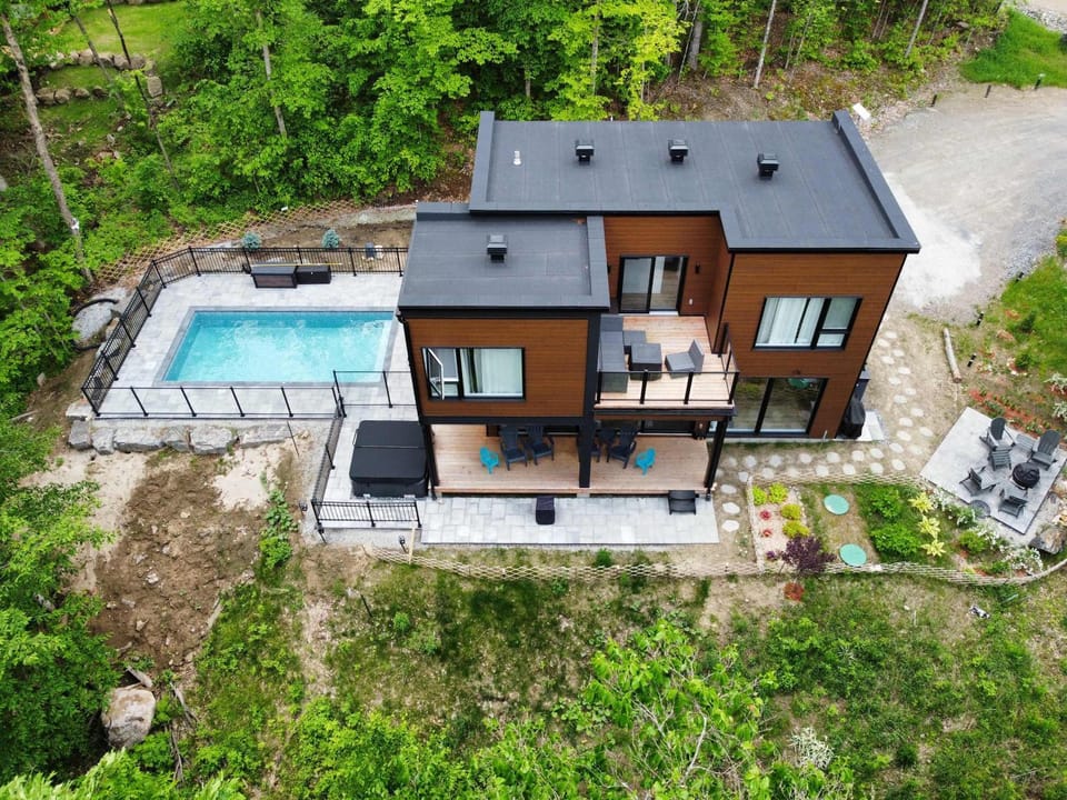 Private Hot Tub Mountain Forest Views Fireplace Chalet in Quebec