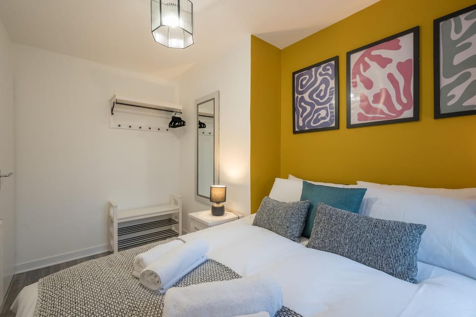 Bed, Photo of the whole room, Decorative detail, Bedroom, storage