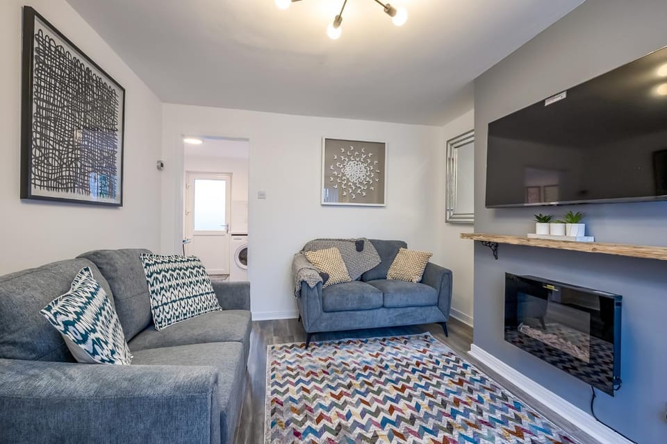 TV and multimedia, Living room, Seating area, flat iron