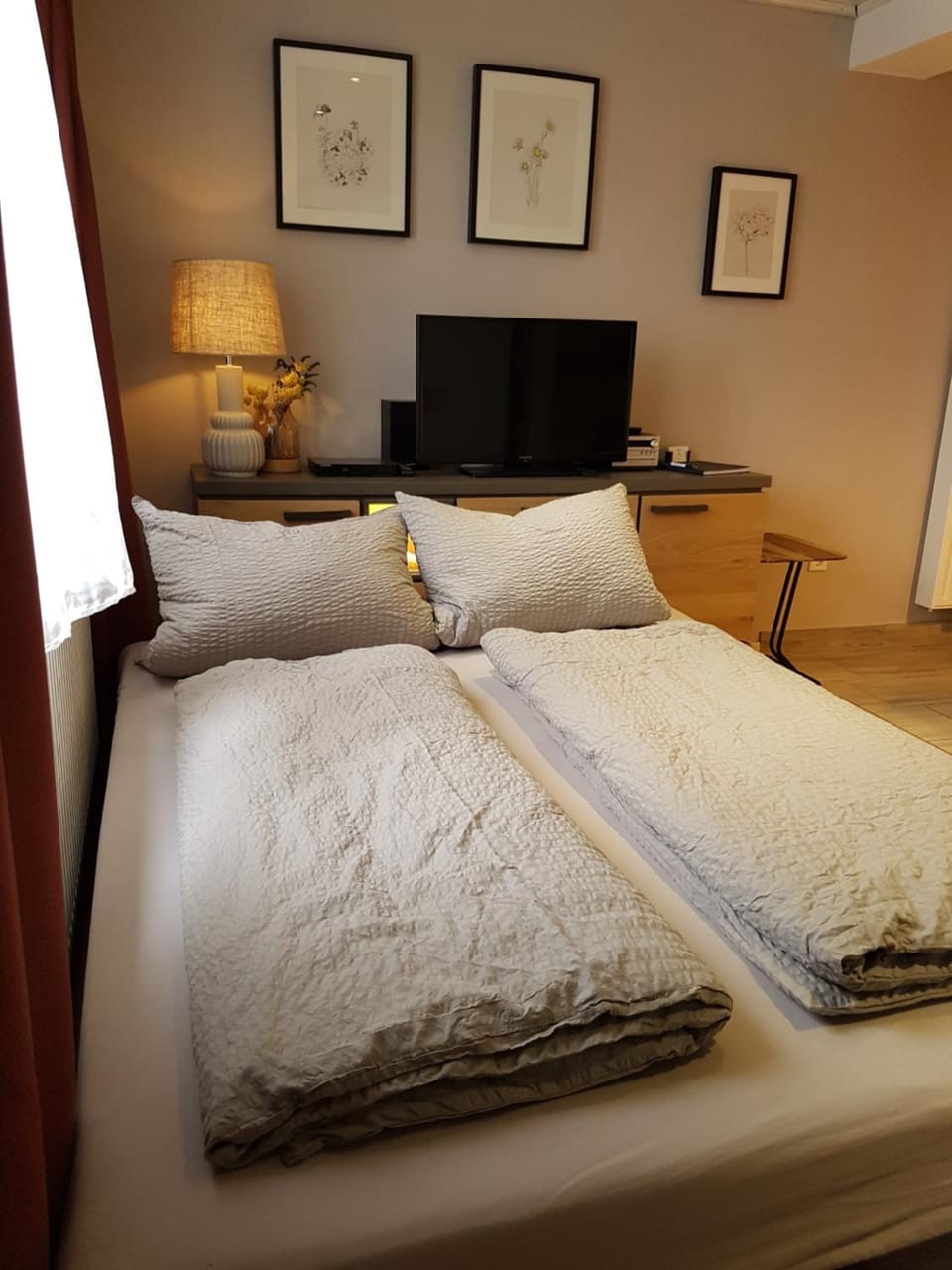 Bed, Living room, Photo of the whole room, Bedroom