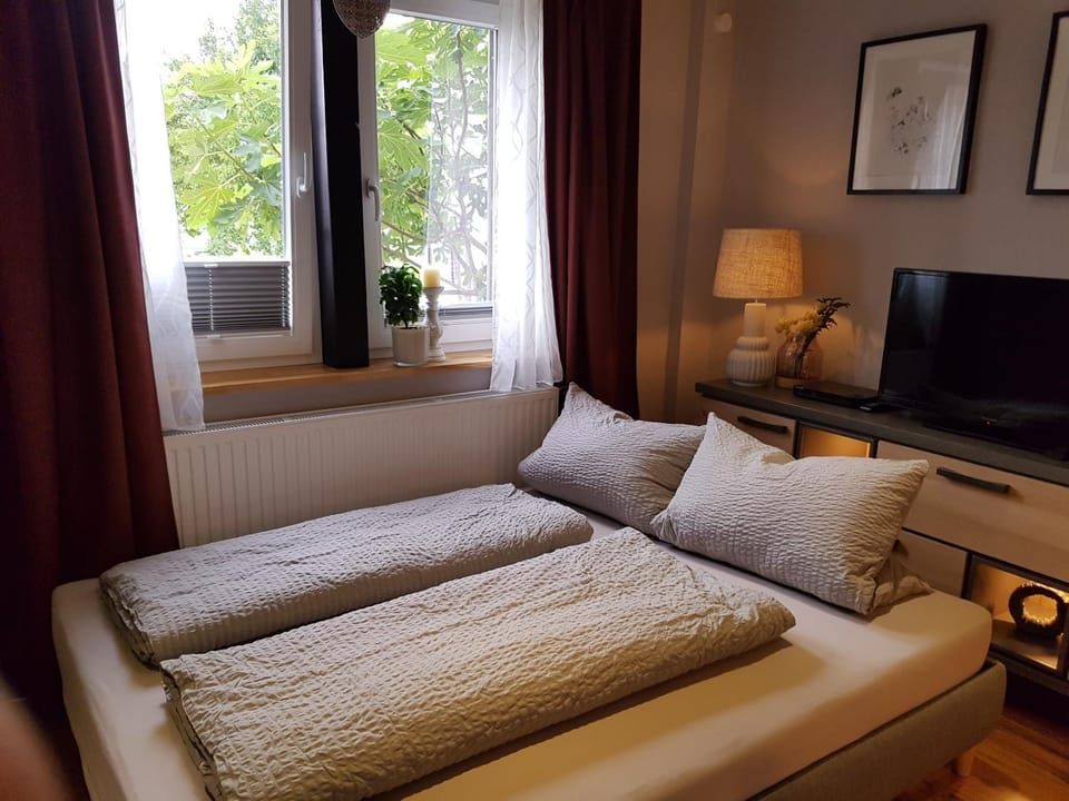 TV and multimedia, Living room, Photo of the whole room, Dining area, Bedroom, Garden view