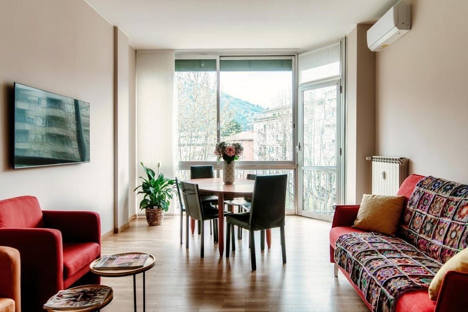 TV and multimedia, Living room, Seating area, Dining area, Mountain view