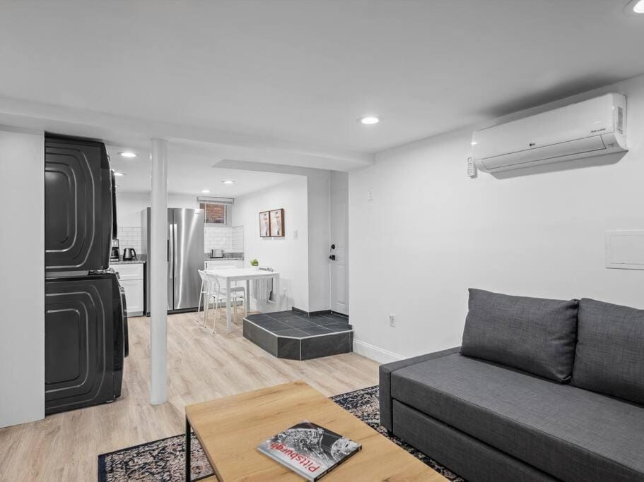 Shadyside, Pittsburgh, Modern and Quiet 1 Bedroom Unit1 with Free Parking Apartment in Shadyside