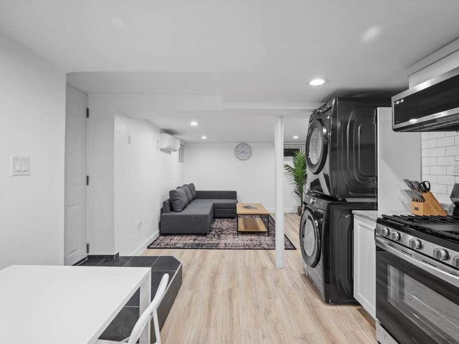 Shadyside, Pittsburgh, Modern and Quiet 1 Bedroom Unit1 with Free Parking Apartment in Shadyside