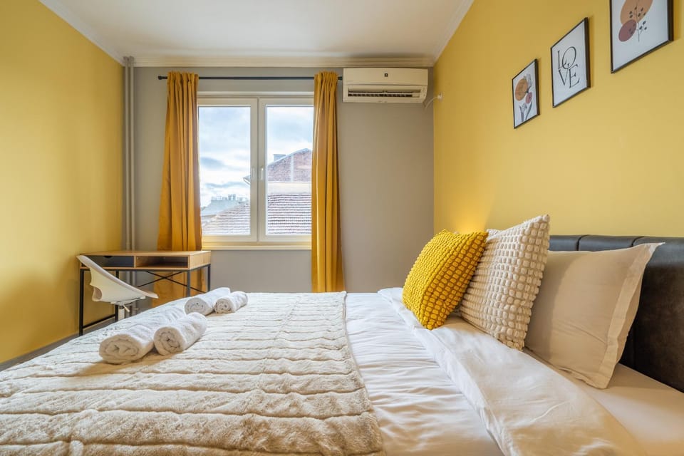 Bed, Bedroom, towels, air conditioner