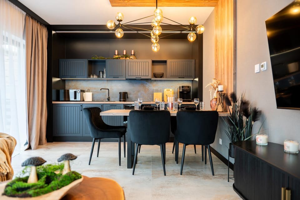 Coffee/tea facilities, Kitchen or kitchenette, Dining area, minibar