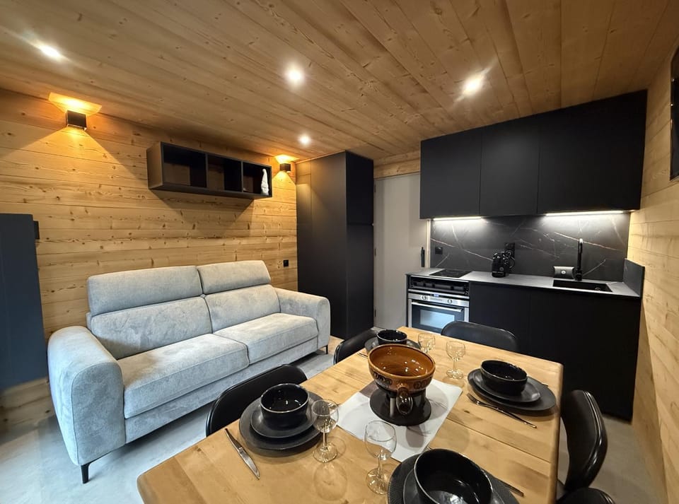 Kitchen or kitchenette, Living room, Seating area, Dining area