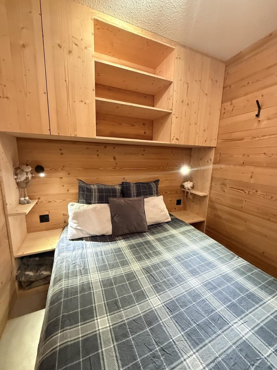 Bed, Photo of the whole room, Bedroom, wardrobe