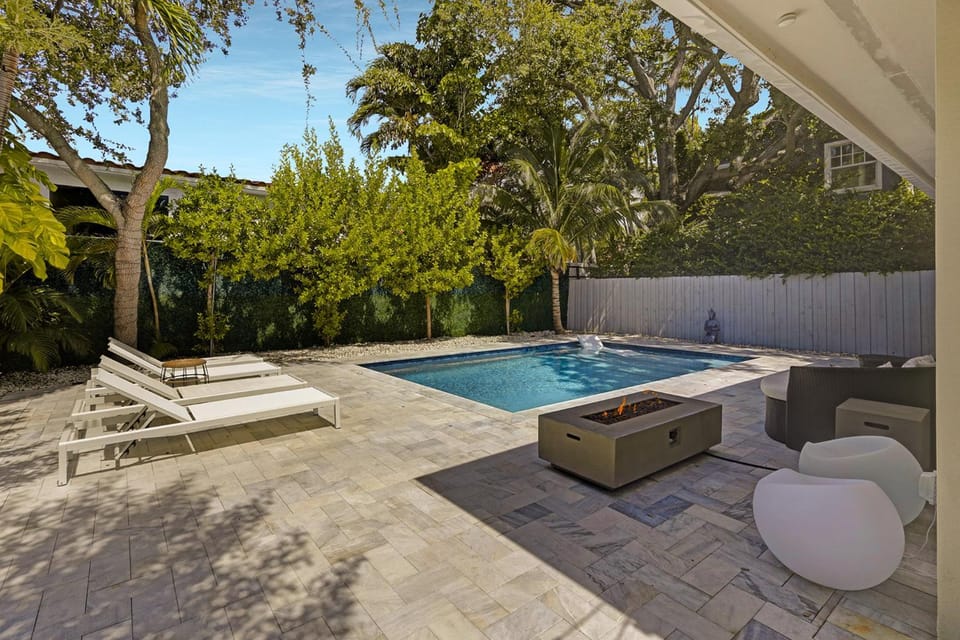 Seating area, Pool view, Pool view, Swimming pool, flat iron