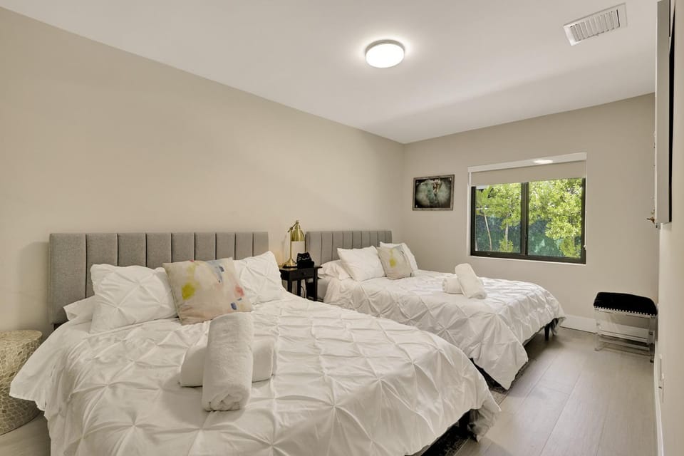 Bed, Bedroom, towels, towels