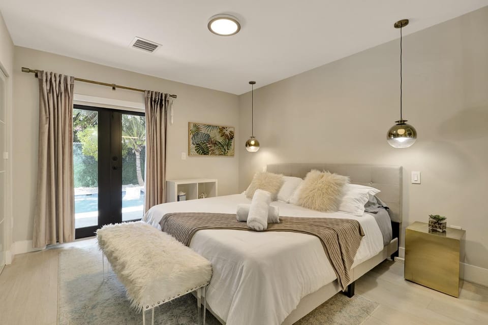 Bed, Bedroom, Pool view, Pool view, towels, towels