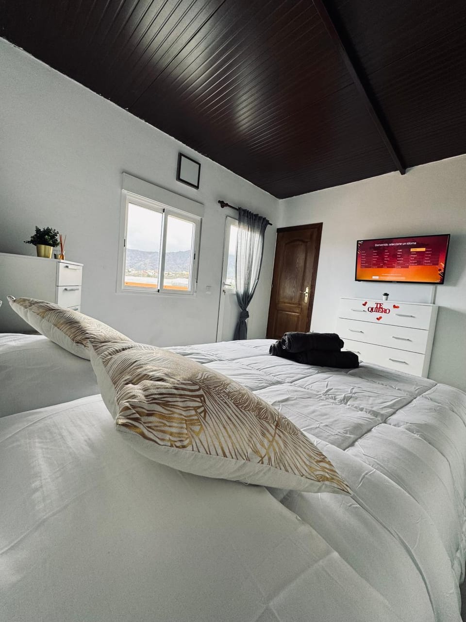 Bed, TV and multimedia, Photo of the whole room, Bedroom