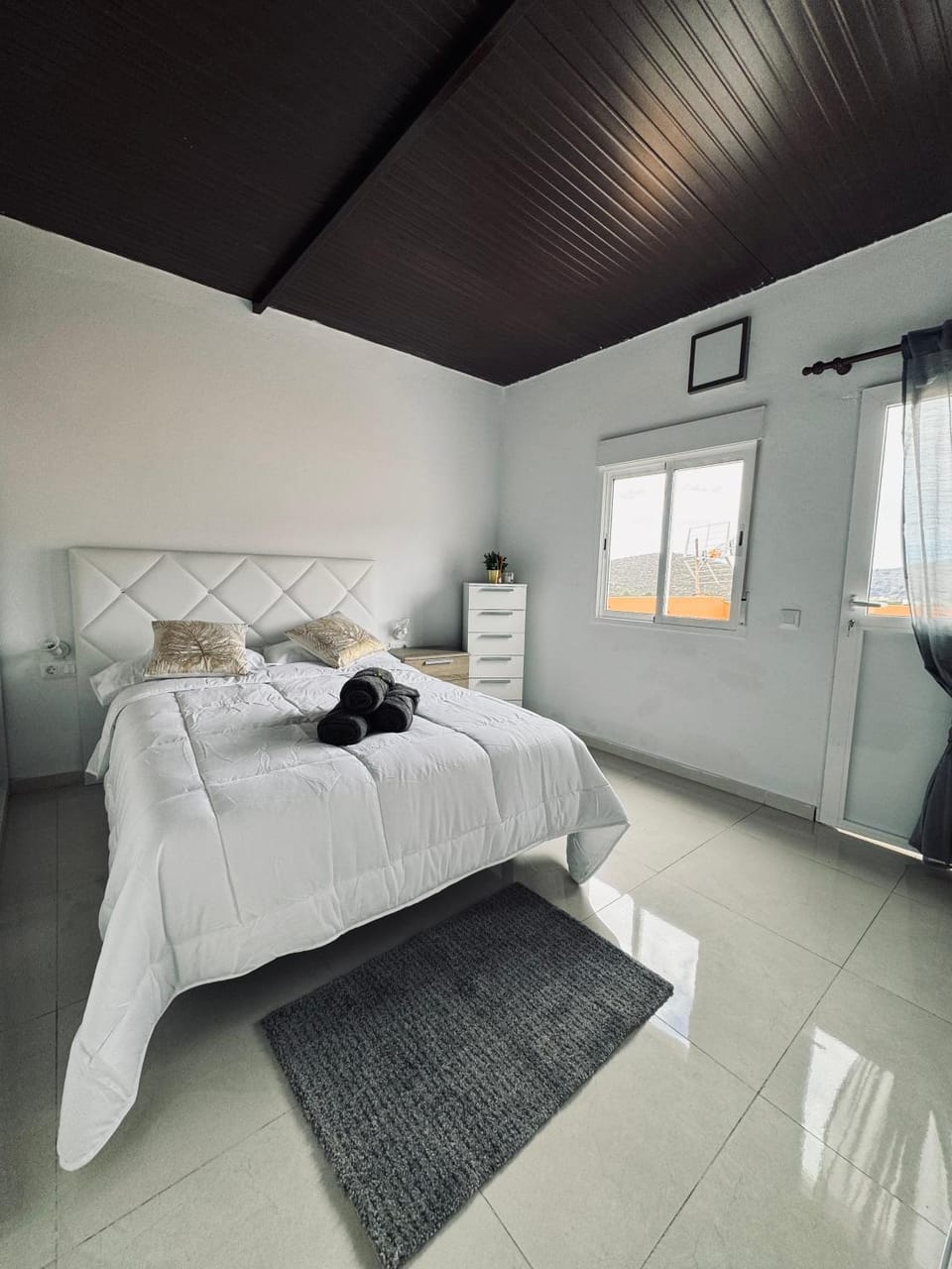 Bed, Photo of the whole room, Bedroom, towels